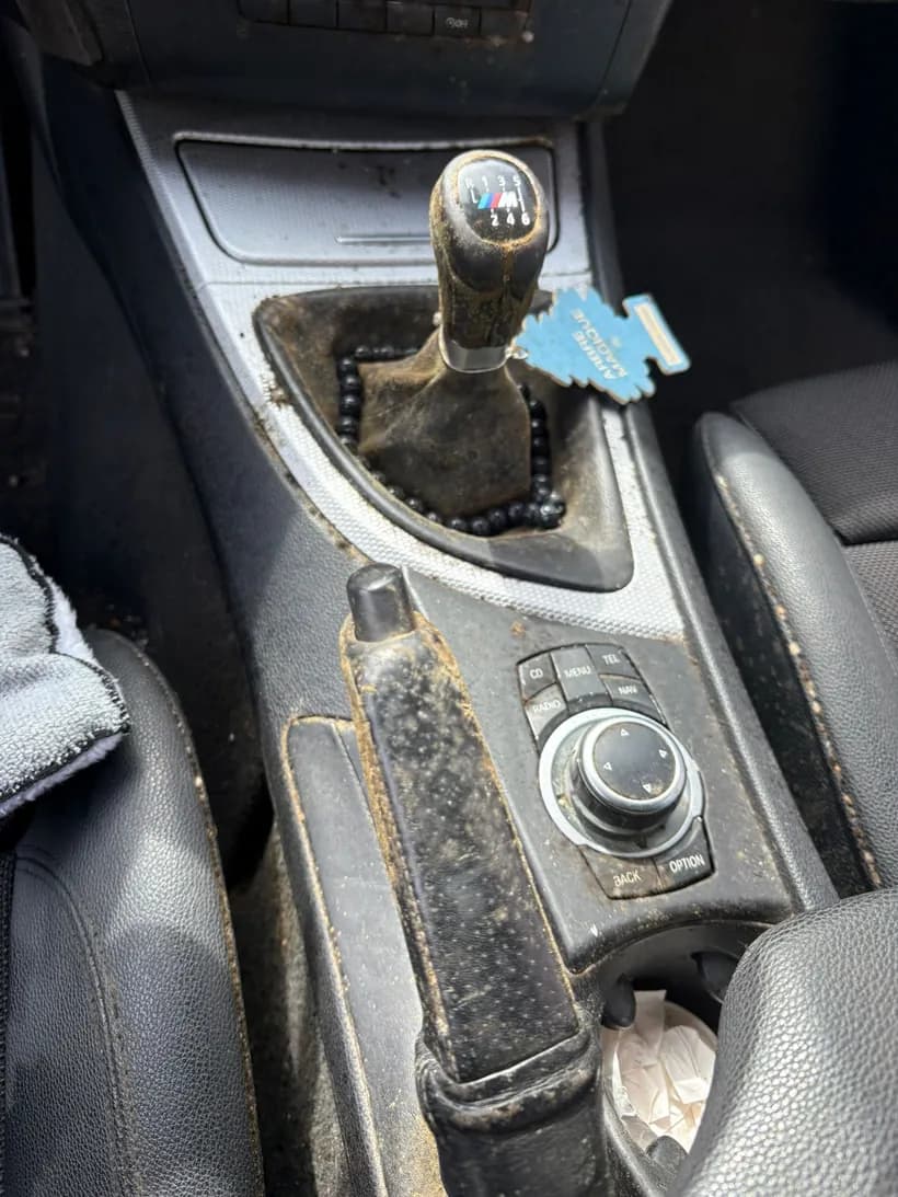 Console centrale et levier de vitesse avant nettoyage : surfaces encrassées
